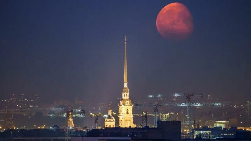 Луна над Петербургом. Большая Луна СПБ. Луна в Питере. Огромная Луна в Питере.