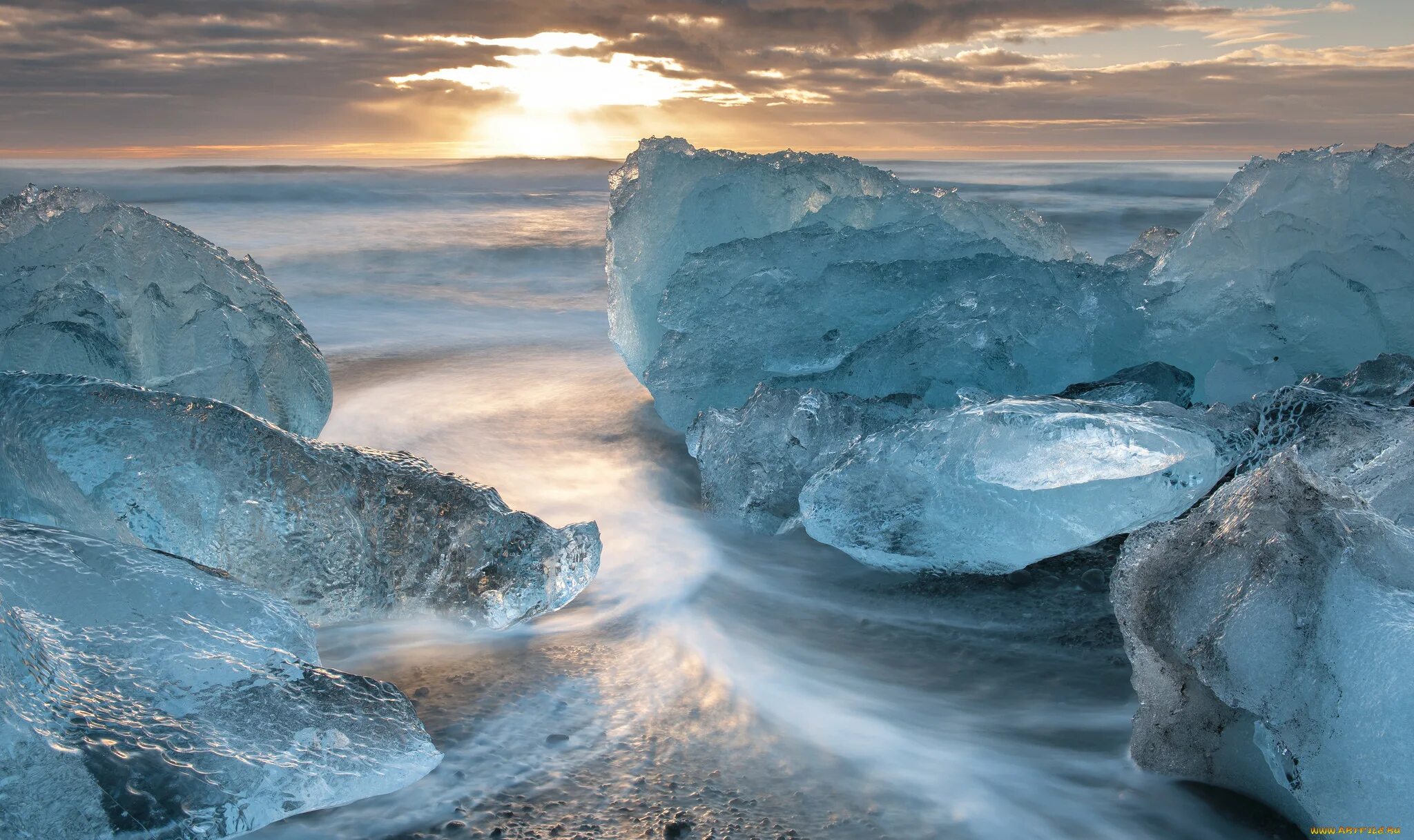 Мелкий лед на воде 4. Ледник «Ледяное море» («мер-де-глас»). Ледяной пейзаж. Ледяное море. Снег и лед в природе.