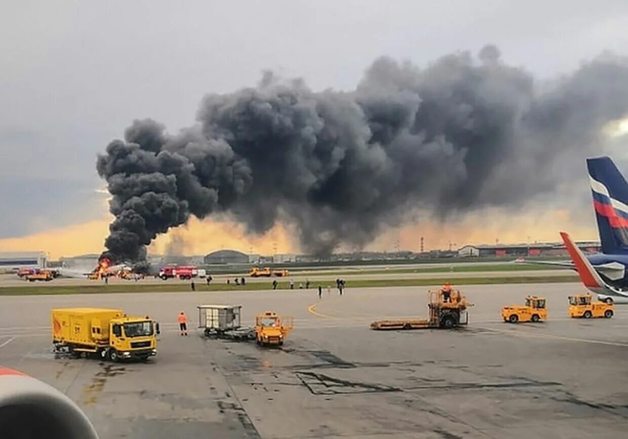 Шереметьево 5 май. Крушение Суперджет 100 в Шереметьево. Катастрофа SSJ 100 В Шереметьеве. Авиакатастрофа SSJ-100 В Шереметьево. Суперджет 100 в аэропорту Шереметьево.