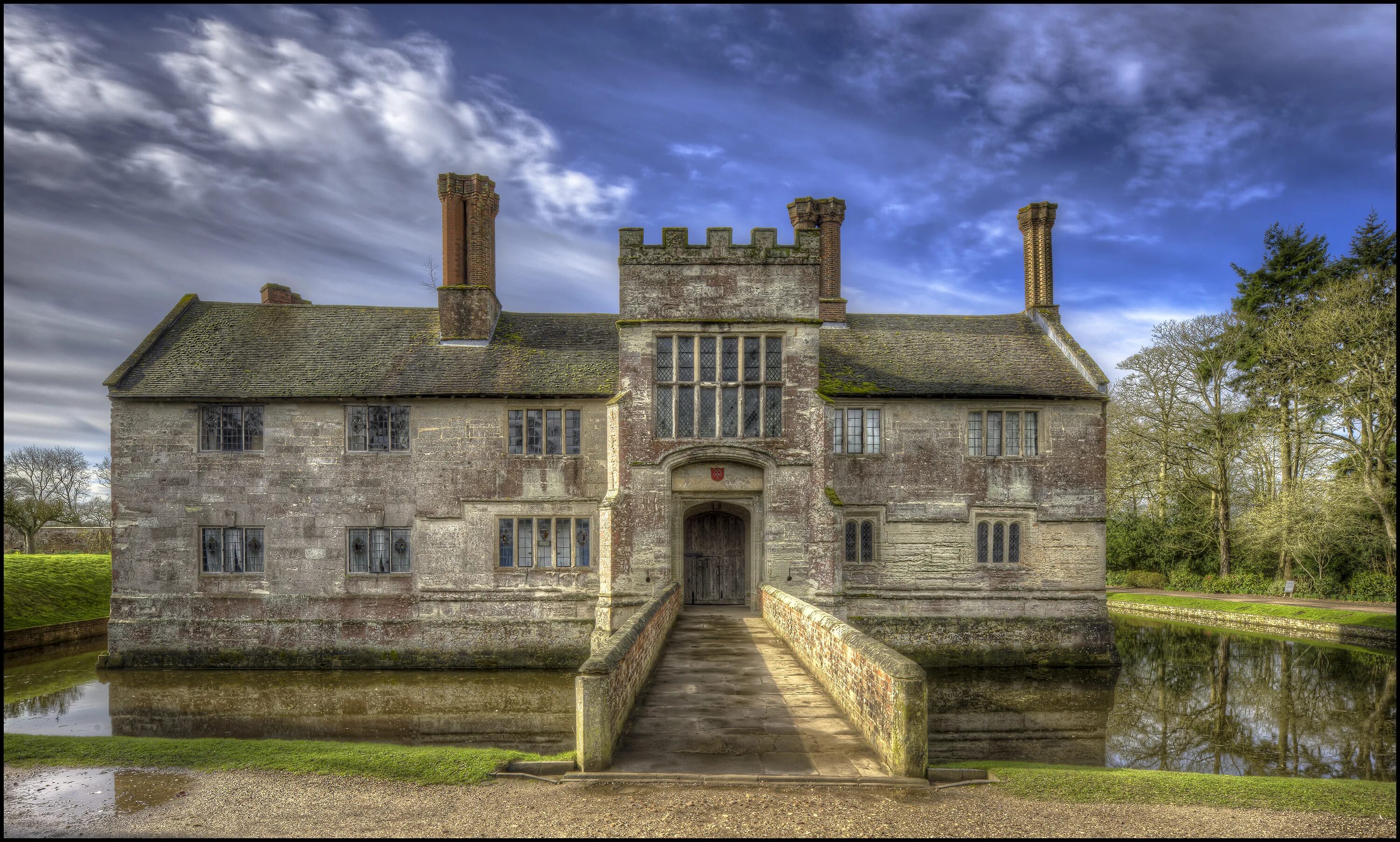 Средневековый город на берегу реки. Medieval manor house. Средневековый город на берегу реки. Дом рву. Дворец рамбуйе.