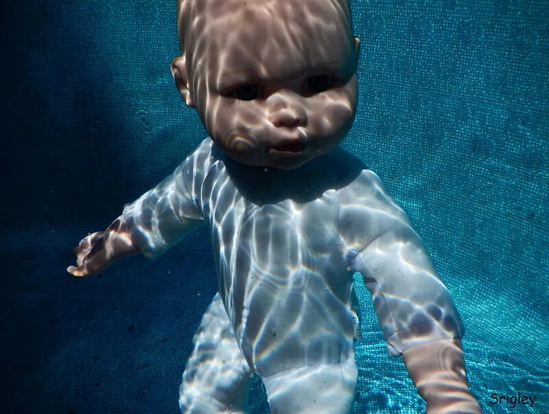 Кукла вод. Кукла коллекционная. Кукла barbie water sprite. Кукла в воде круглая. Кукла под водой.