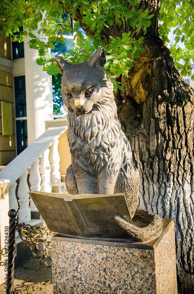 Кот ученый оренбург. Памятник ученому коту в оренбурге. памятник коту ученому и дуб в оренбурге. кот ученый скульптура лукоморье.