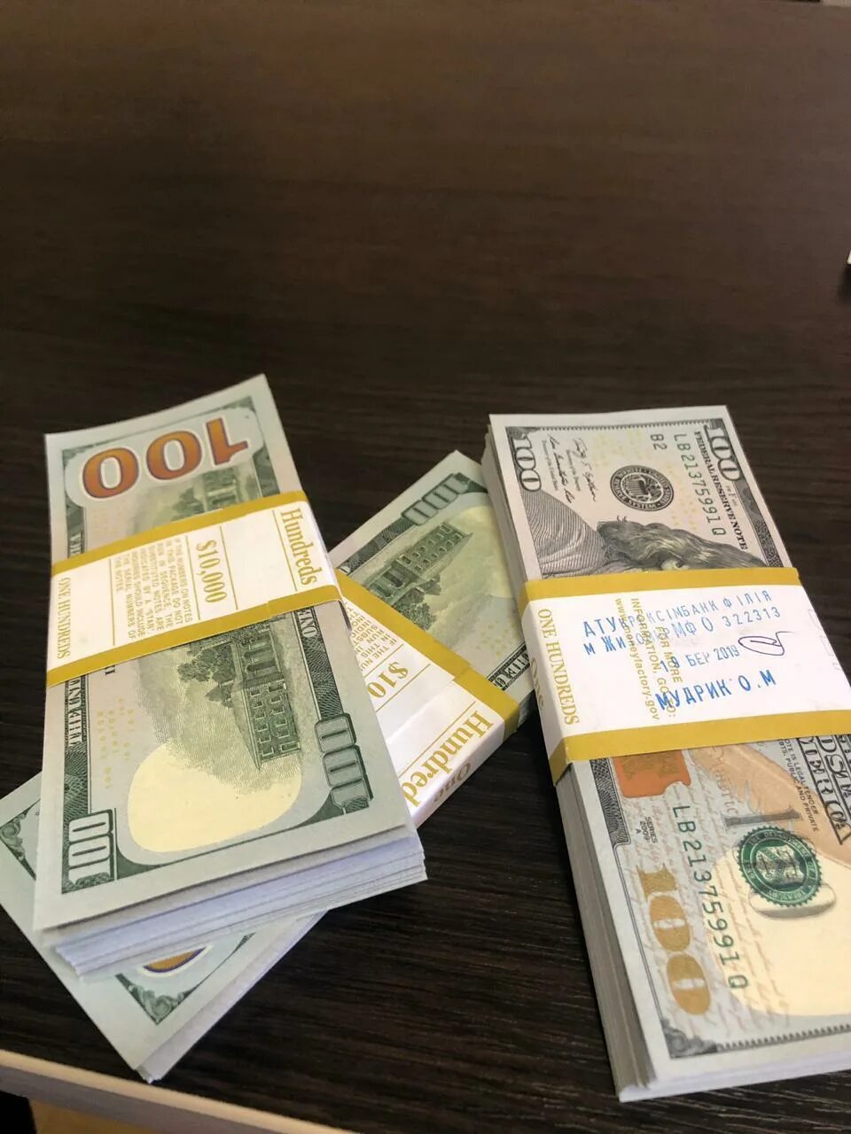 Банковское хранилище с деньгами. Огромная стопка денег. 100 000 000 золото. 39 000 долларов. Миллион долларов.