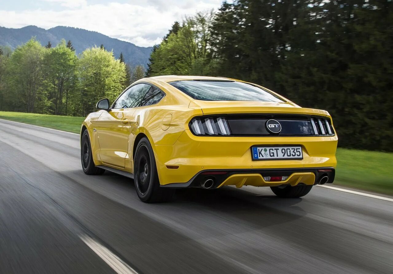 Мустанг сколько рублей. Форд Мустанг 2021 желтый. Ford Mustang желтый. Форд Мустанг желтый купе. Ford Mustang IV желтый.