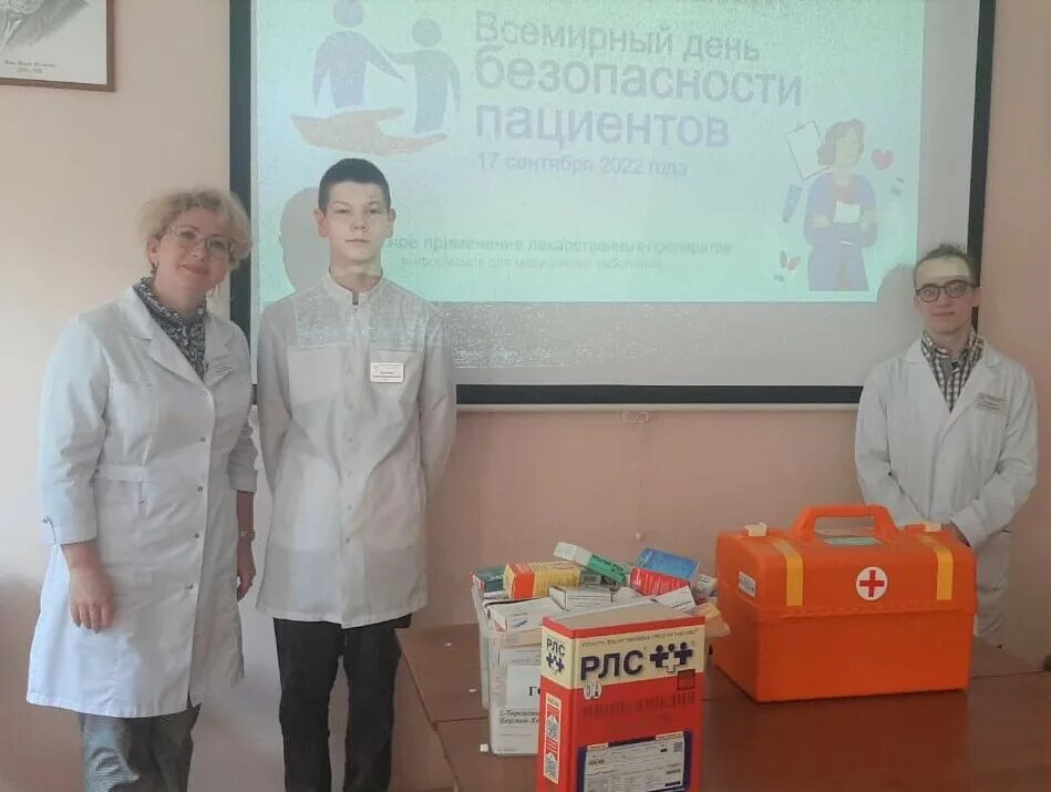 Будущий фельдшер. Фельдшер фото. Фельдшера будущего. Врач в поликлинике. Маска павла артемьева.