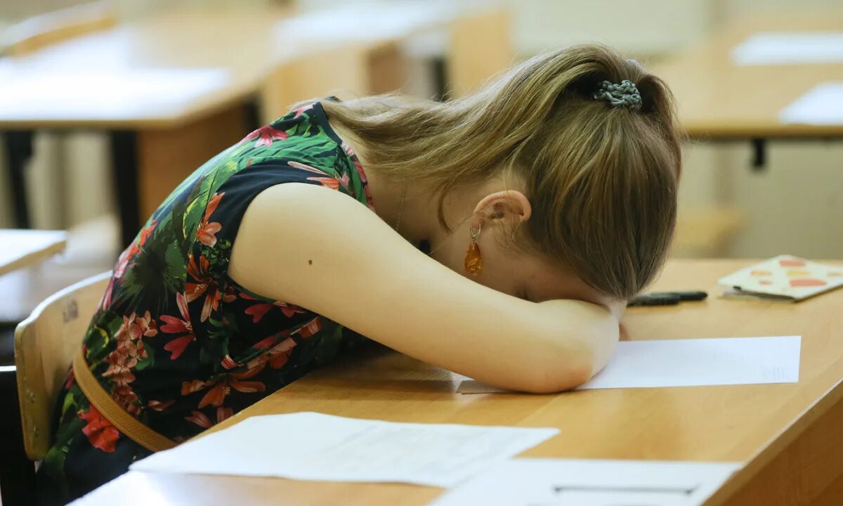 Дочь сдает экзамен. Девушка на экзамене. Плачет на экзамене. Подростковый стресс. Плачет на ЕГЭ.