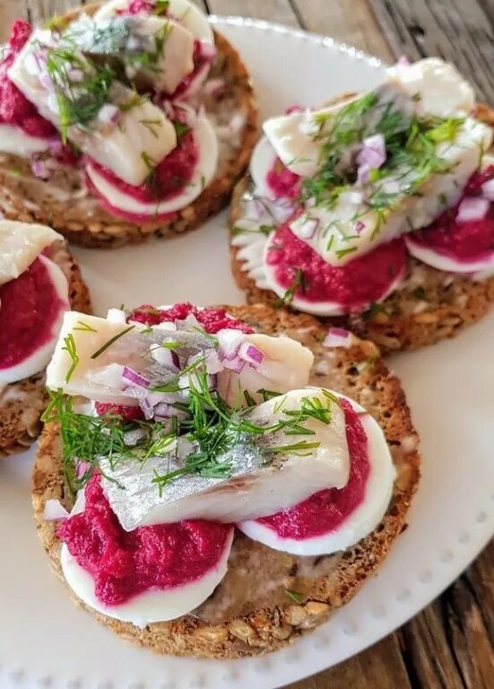бутерброды со свеклой яйцом. бриошь-брускетта. красивые бутерброды с селедкой. бутерброды со свеклой яйцом. бутерброды с сельдью и свеклой.