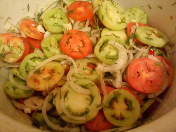 Вкусный салат из бурых помидор на зиму. Салат с зелеными помидорами на зиму. Заготовки на зиму салаты. Томат бурый саладет. Салат донской на зиму.