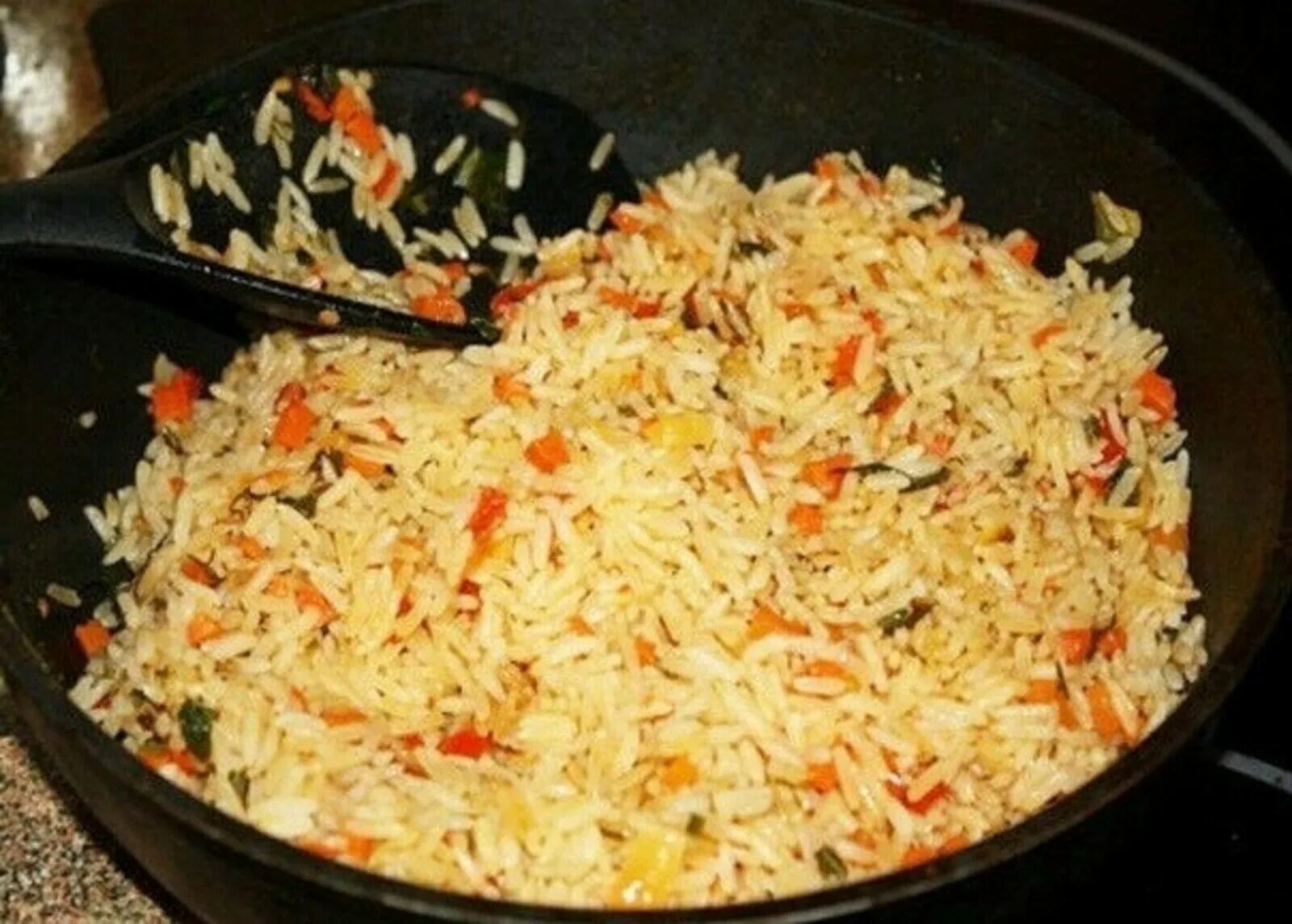 Вкусный рис с морковью. Рис на сковороде. Рис с морковью и луком на сковороде. Морковку и лук на плов. Рис с морковкой и луком на сковороде.