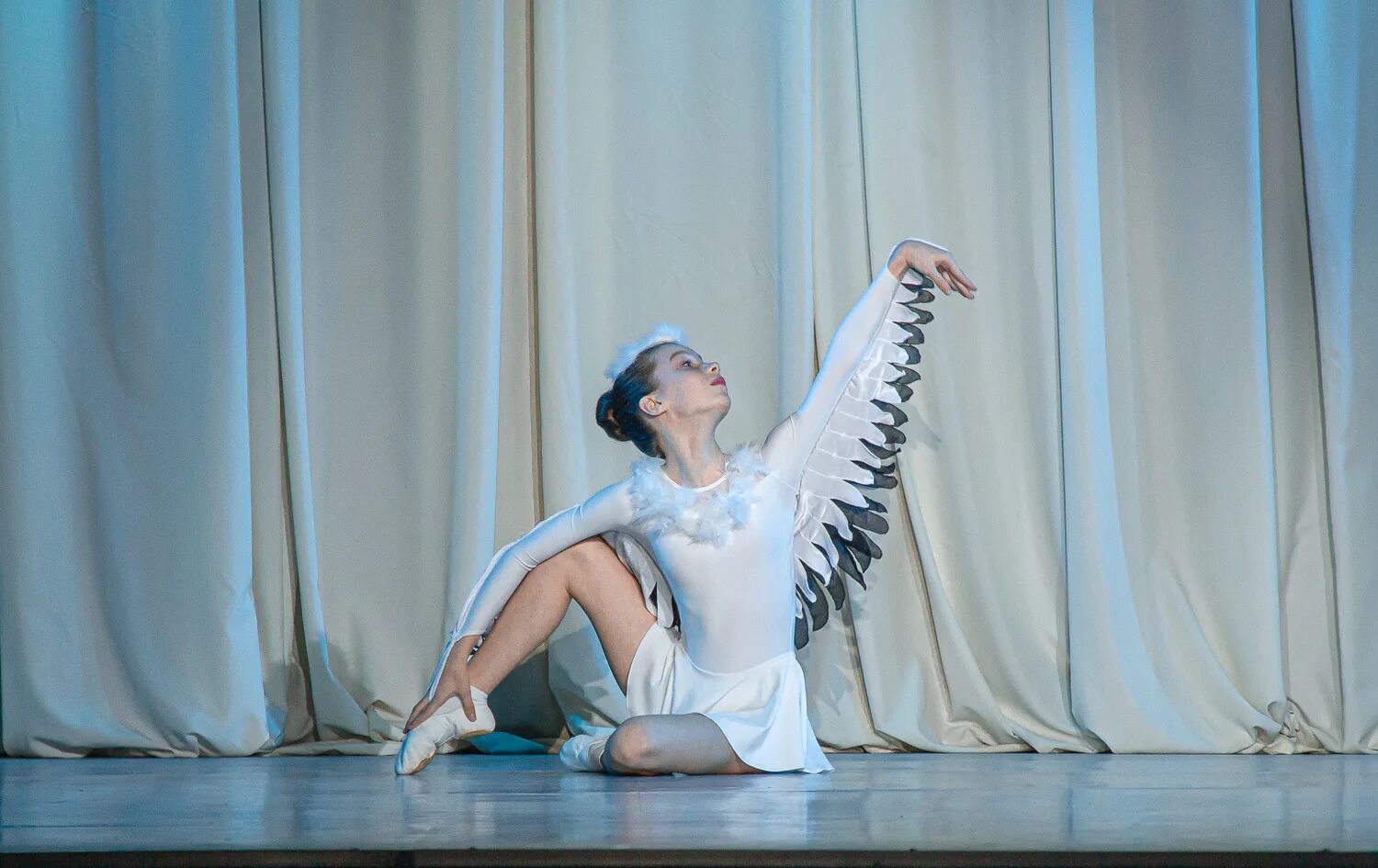 Образцовый детский коллектив кузбасса движения. Филиал московской академии хореографии в кемерово. Жемчужина компрессорный. Танец огоньков в детском саду. Ирина чайка балетмейстер.