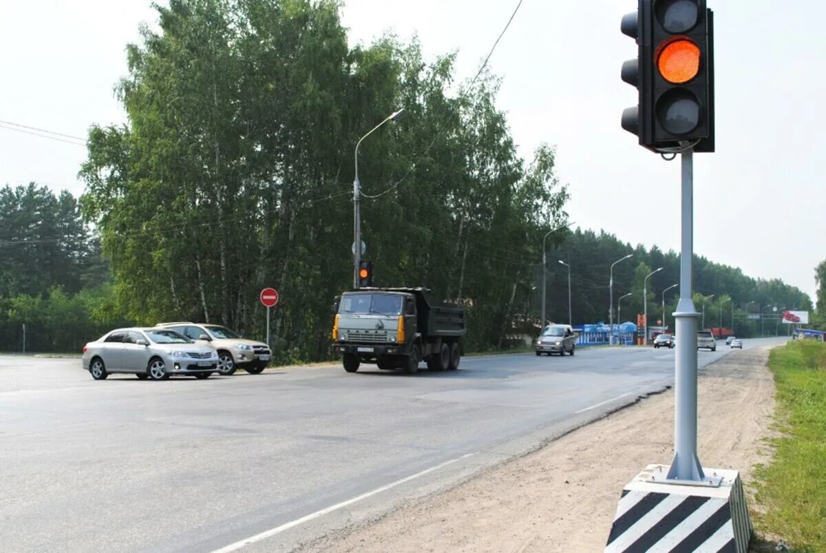 Светофор новгородская область. Светофор. Светофор на дороге. Светофор на улице. Светофор дорожный.