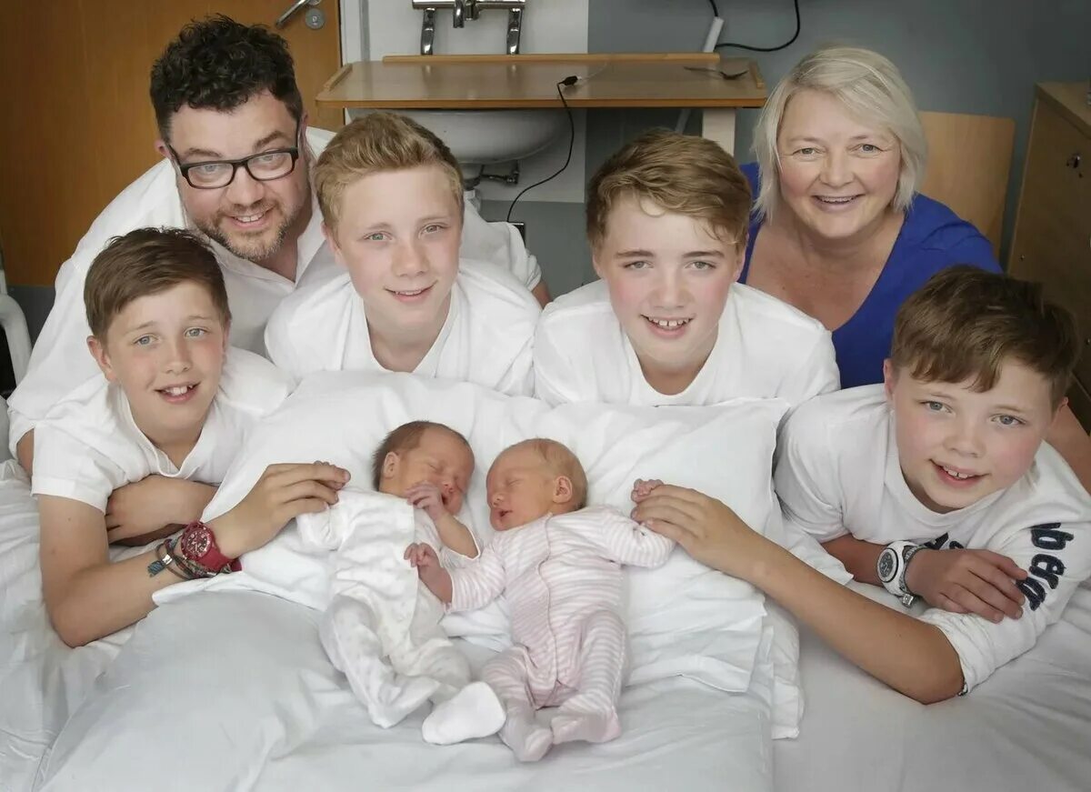 Многодетная беременная. Трое детей. Как рожают женщины картинки. Как рождается семья. Как рождается семья.