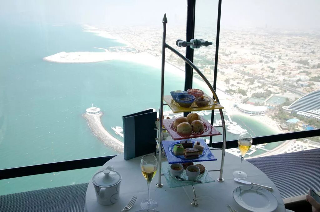 Burj al arab Breakfast. Ресторан Бурдж Аль араб высота. Дубай завтрак в отеле. Завтрак в дубае