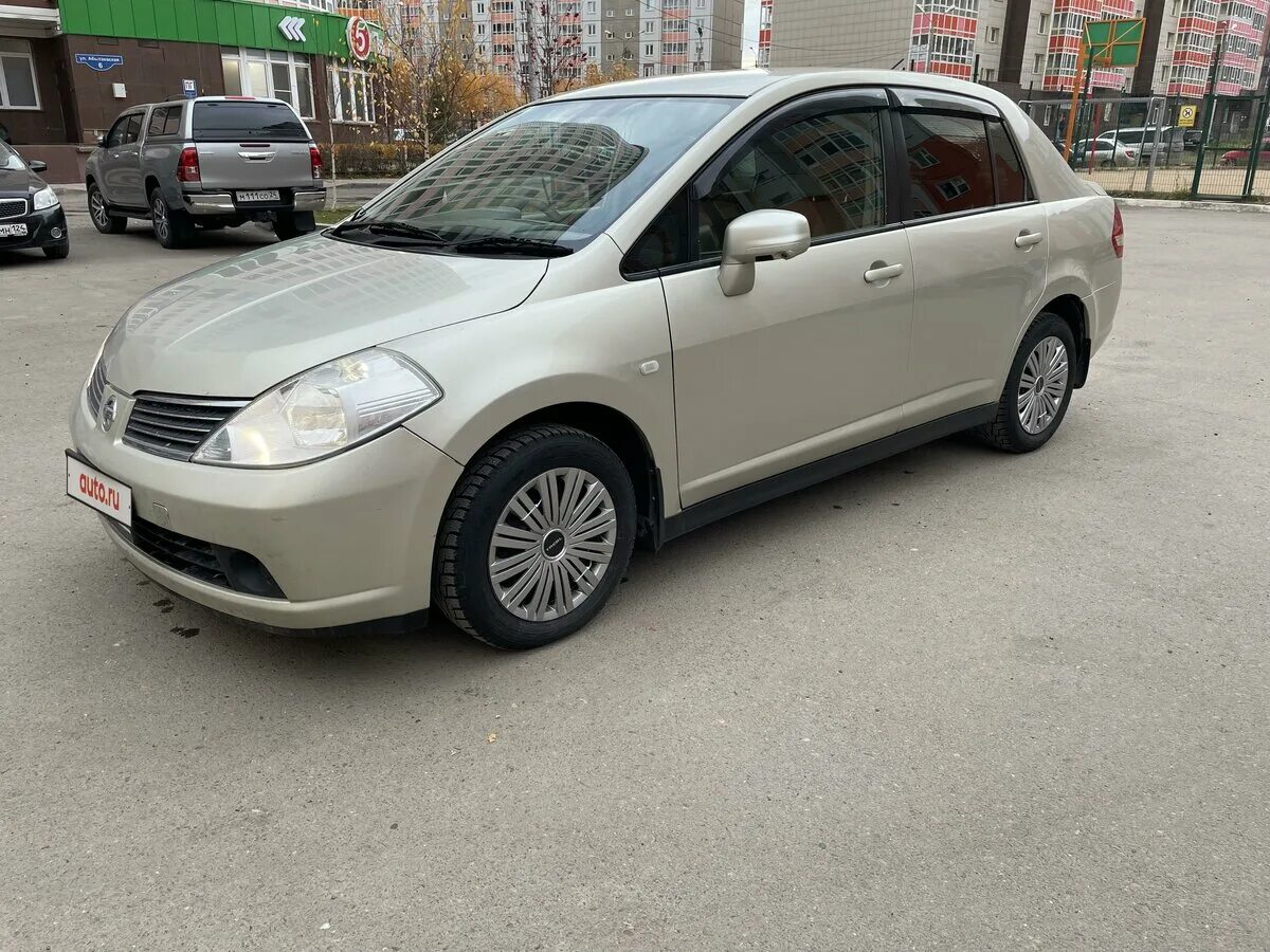 Nissan tiida 2005. ниссан тиида золотая 2005. Tiida россошь. ниссан тиида 2005 года. тиида 2005 года.