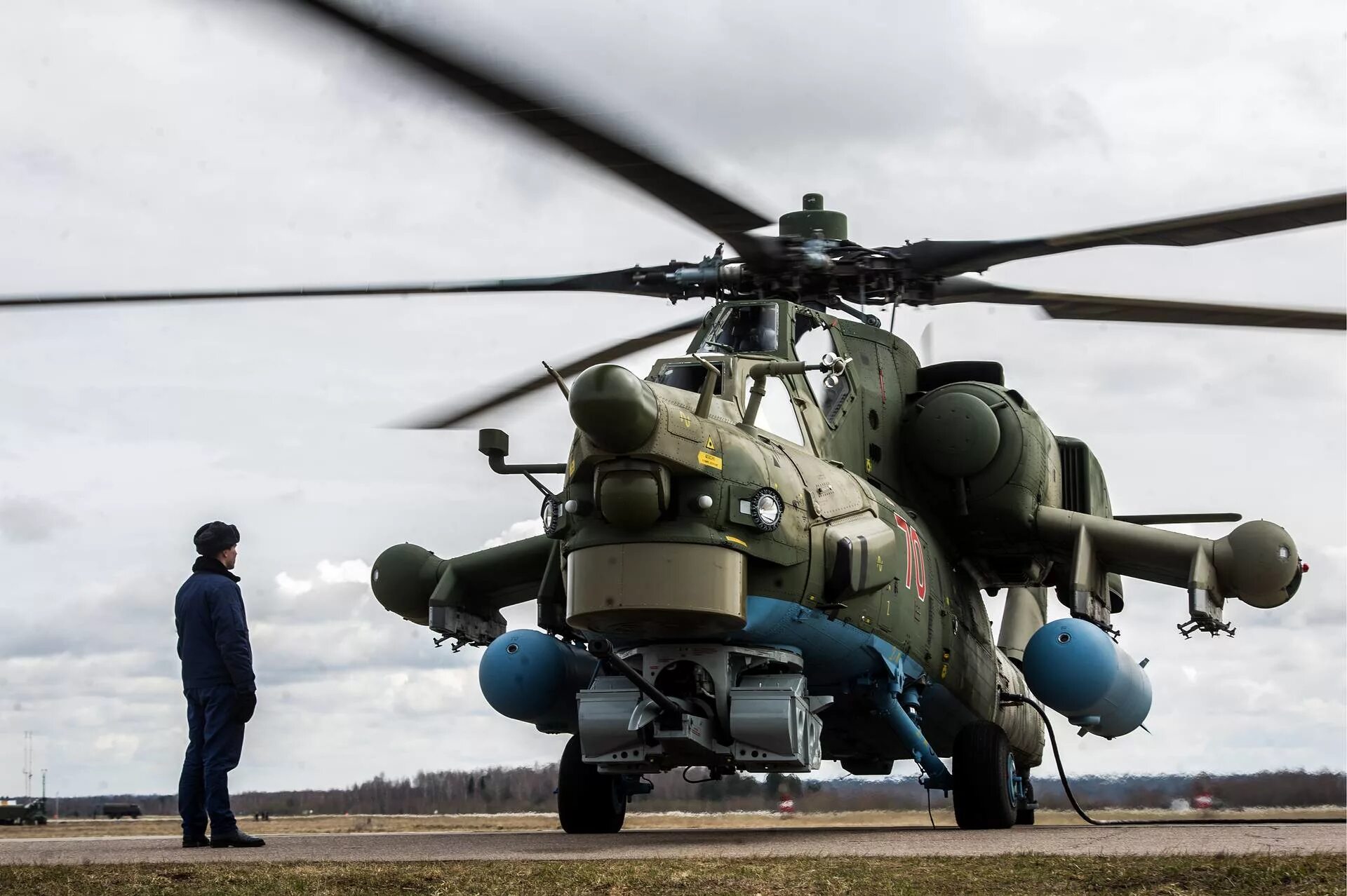 Военный вертолет. Пилот вертолета ми 28н. Военный вертолет ми 28. Военные вертолеты России ми 28. Ми 24 и ми 28.