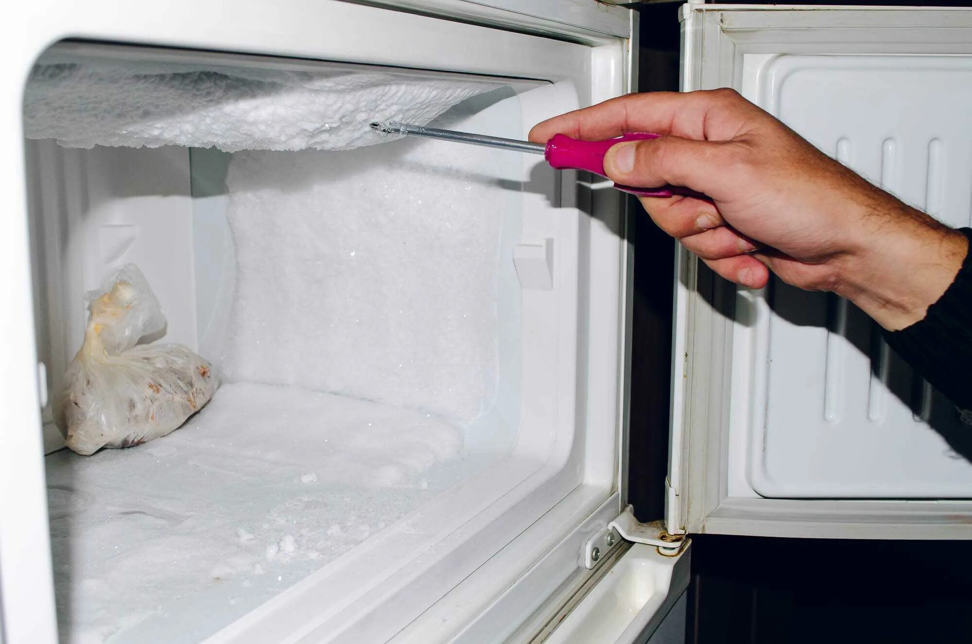 Работа заморозке. Холодильник Индезит ручная разморозка. Холодильник Атлант наледь. Холодильник Индезит намерзание. Намерзает морозильная камера холодильник Атлант.