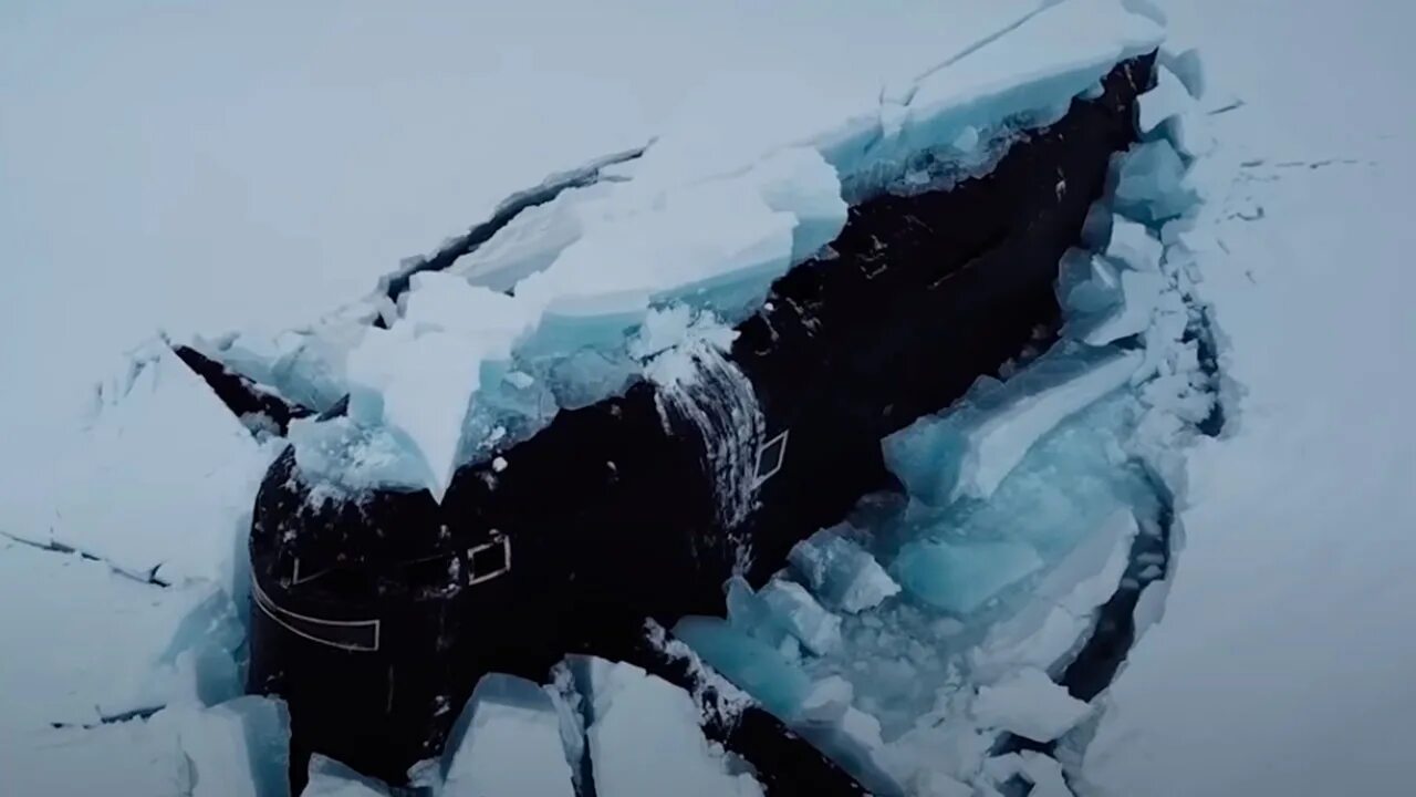 Подводная лодка уходит под лед. Всплытие подводной лодки в Арктике. Всплытие 3 подводных лодок в Арктике. Всплытие подводной лодки в арктических льдах 2021