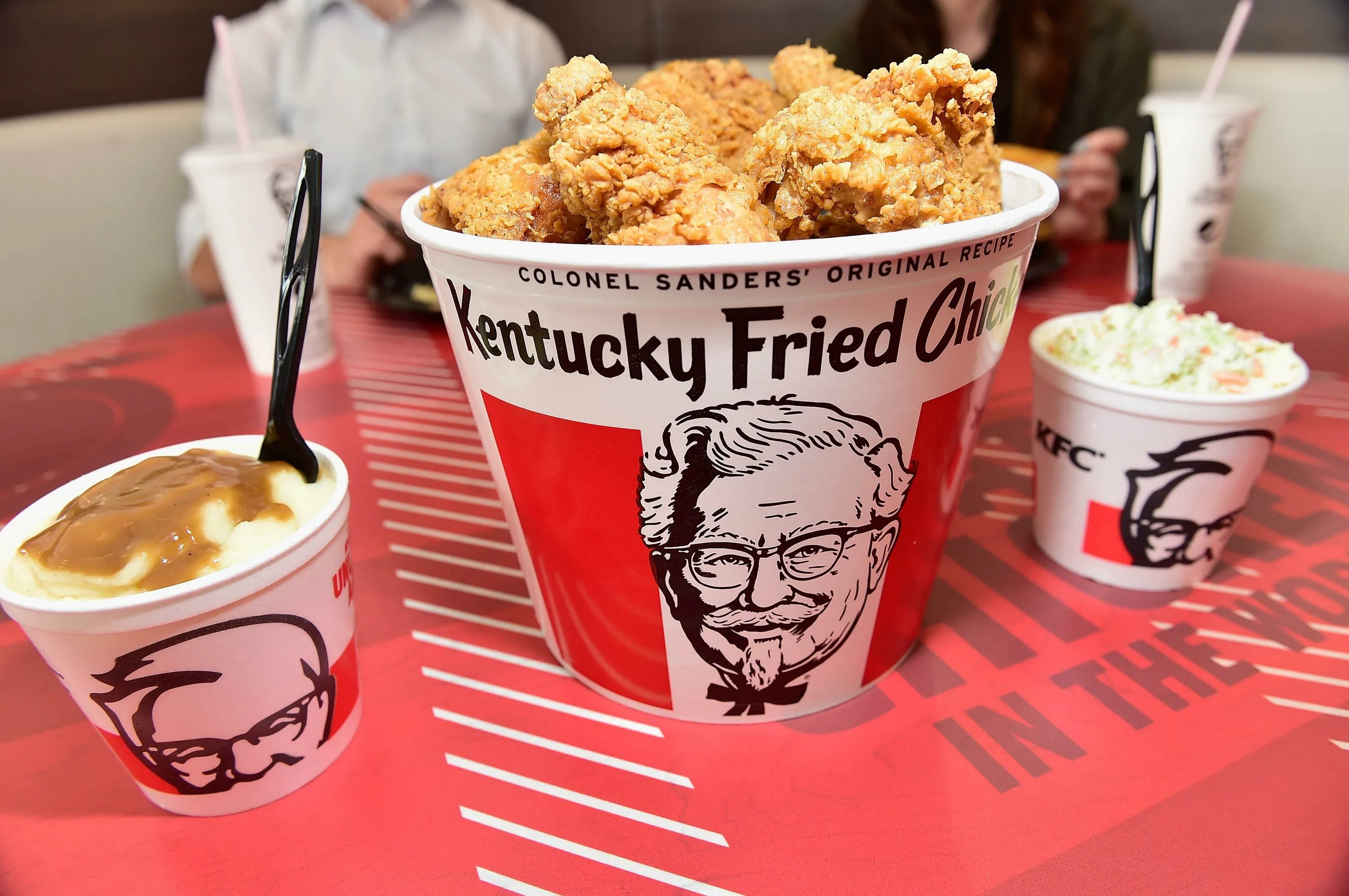Kfc chickendales. Kfc кентукки фрайд чикен. Баскет 7070. Жареная курица kfc. Kfc в кентукки.
