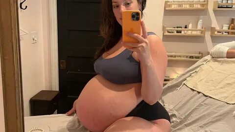 Modelka Ashley Graham nemala problém ani ukázať strie. 