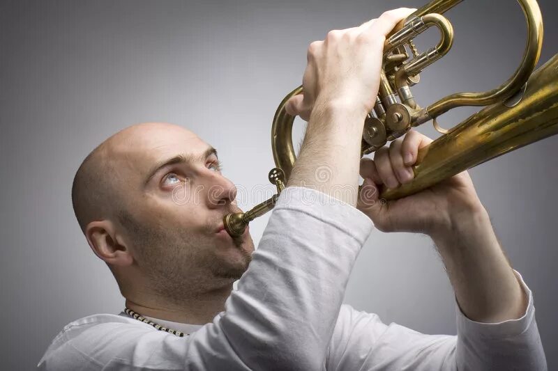 Человечек с трубой. Человек труба. Музыкальная труба. Костюм из труб. Музыка на улице.