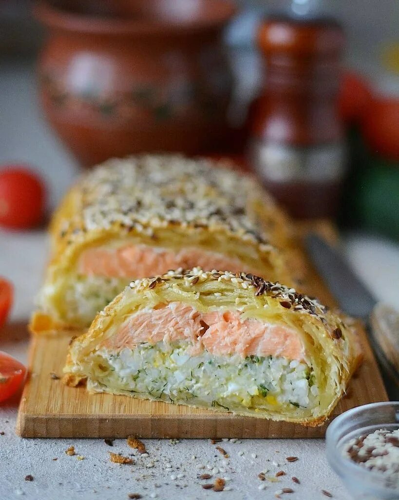 тесто на рыбный пирог бездрожжевое. пирог с капустой и рыбой яйцом из слоеного теста. пирог с рыбой из слоеного теста. пирог с красной рыбой из дрожжевого теста в духовке. рыбный пирог из бездрожжевого теста.