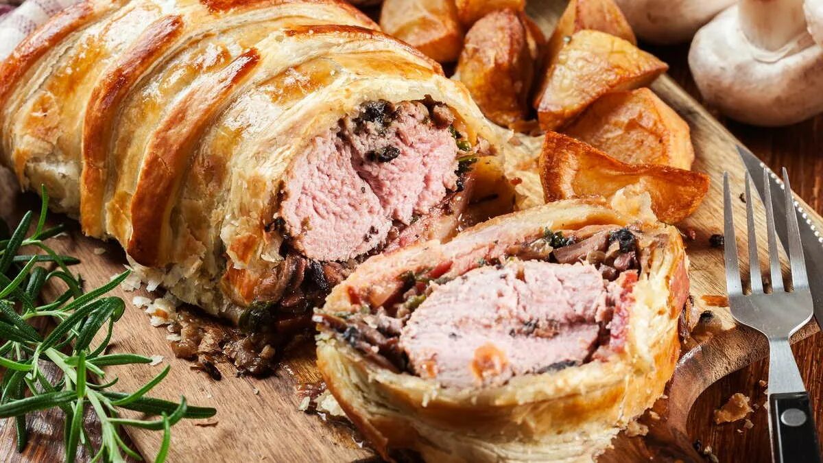 Мясо в тесте в духовке. Мясо в тесте в духовке. Мясные блюда на праздничный стол. Буженина в тесте. Мясо запеченное в тесте.