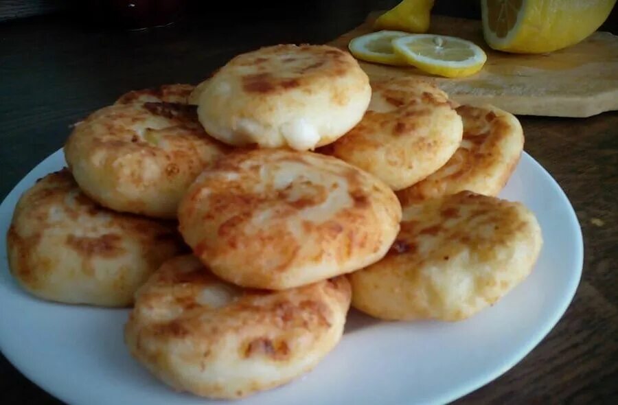Сырники с яблоком и творогом на сковороде. Сырники с яблоками в духовке. сырники из творога с яблоками. сырники в духовке из творога. яблочные сырники с манкой в духовке.