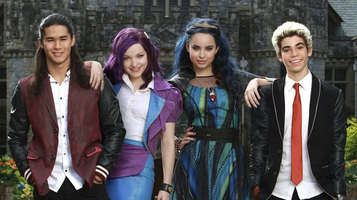 Наследники 2015 постер. Наследники (descendants) 2015. Наследники (descendants) 2015. Дисней про детей злодеев. Дисней про детей злодеев.