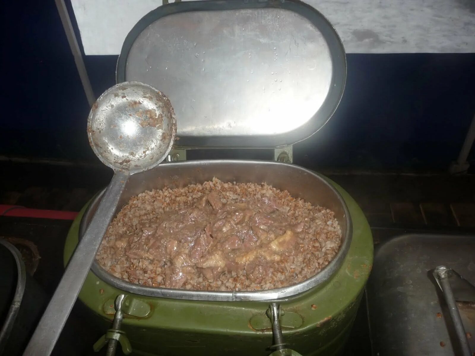 Солдатская каша пшенная. Конкурс солдатская каша. Гречневая каша с тушенкой армейская. Полевая кухня армейская. Каша солдатская гречневая полевая.