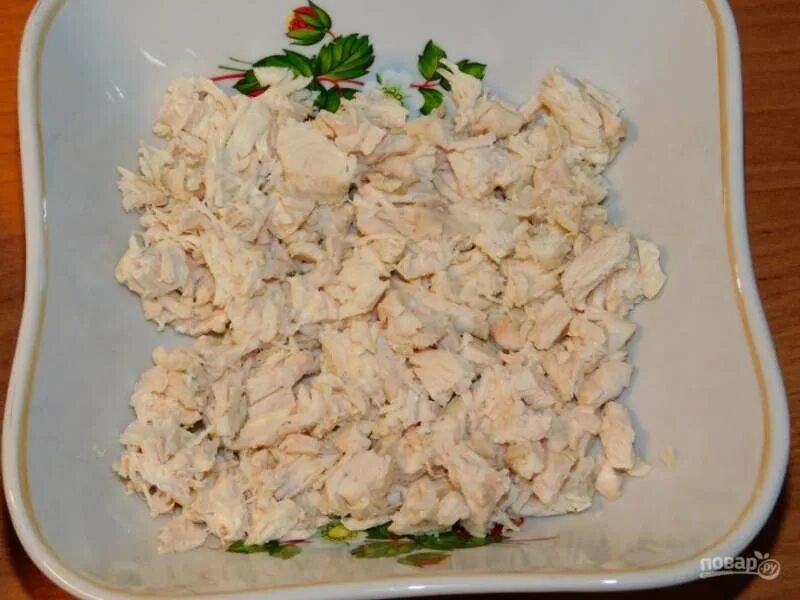 Куриное филе с майонезом и сыром. Куриное филе с салатом. салаты из куриным филе. салат с жареным филе курицы. вареное куриное филе мелео порезать обжариьь с дуком.
