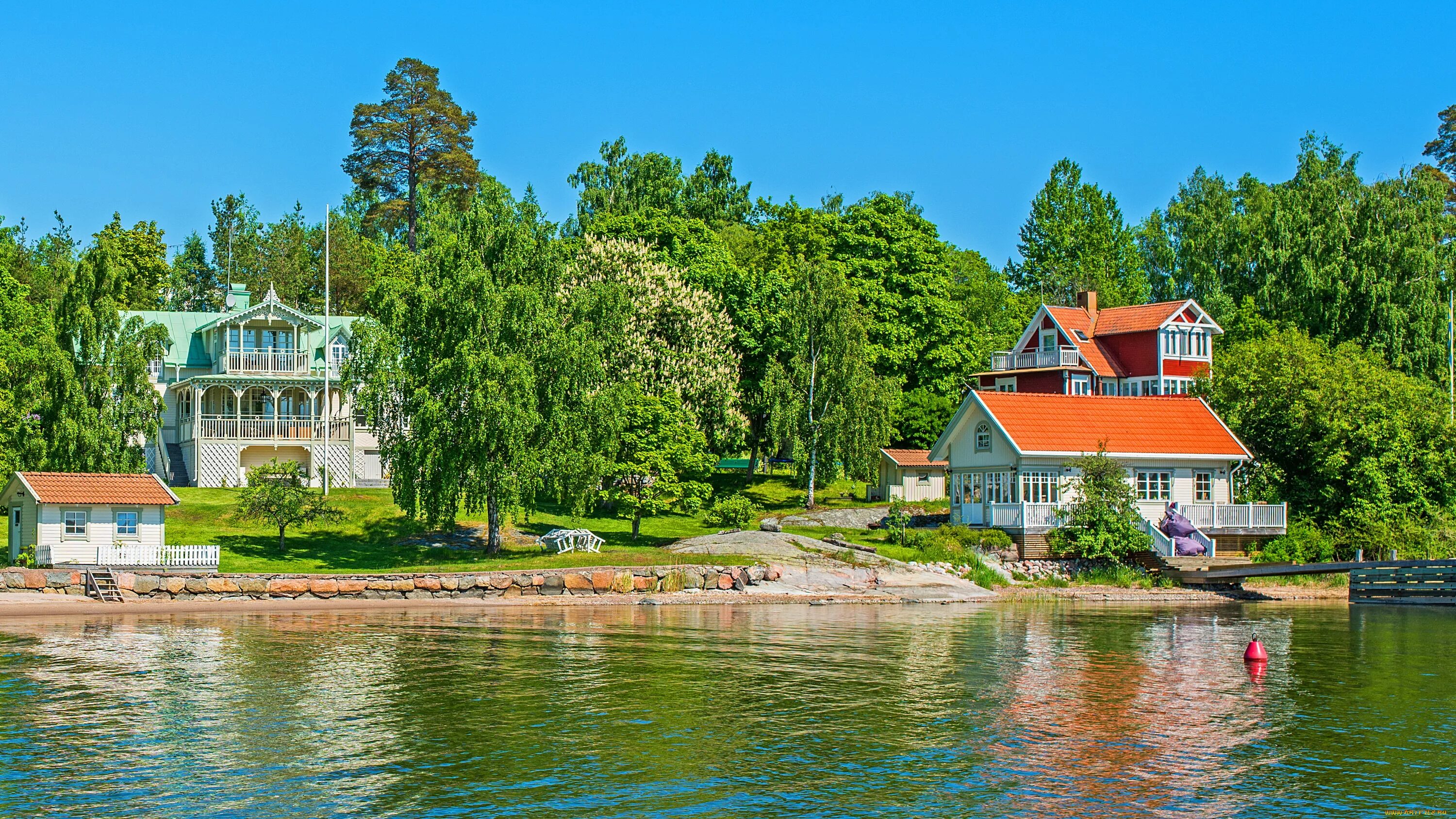 На берегу что на русском языке. Швеция деревня озеро. Ваксхольм Швеция. Усадьба витттскелве Швеция. Домик на берегу озера.