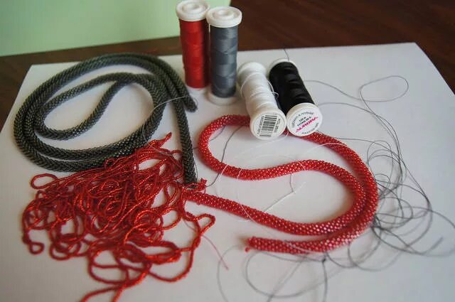 Какую нитку можно использовать. Для вышивки применяют нитки. Название пряжи для вязания. Нитки для плетения браслетов. Какие нитки используют для вязания крючком.