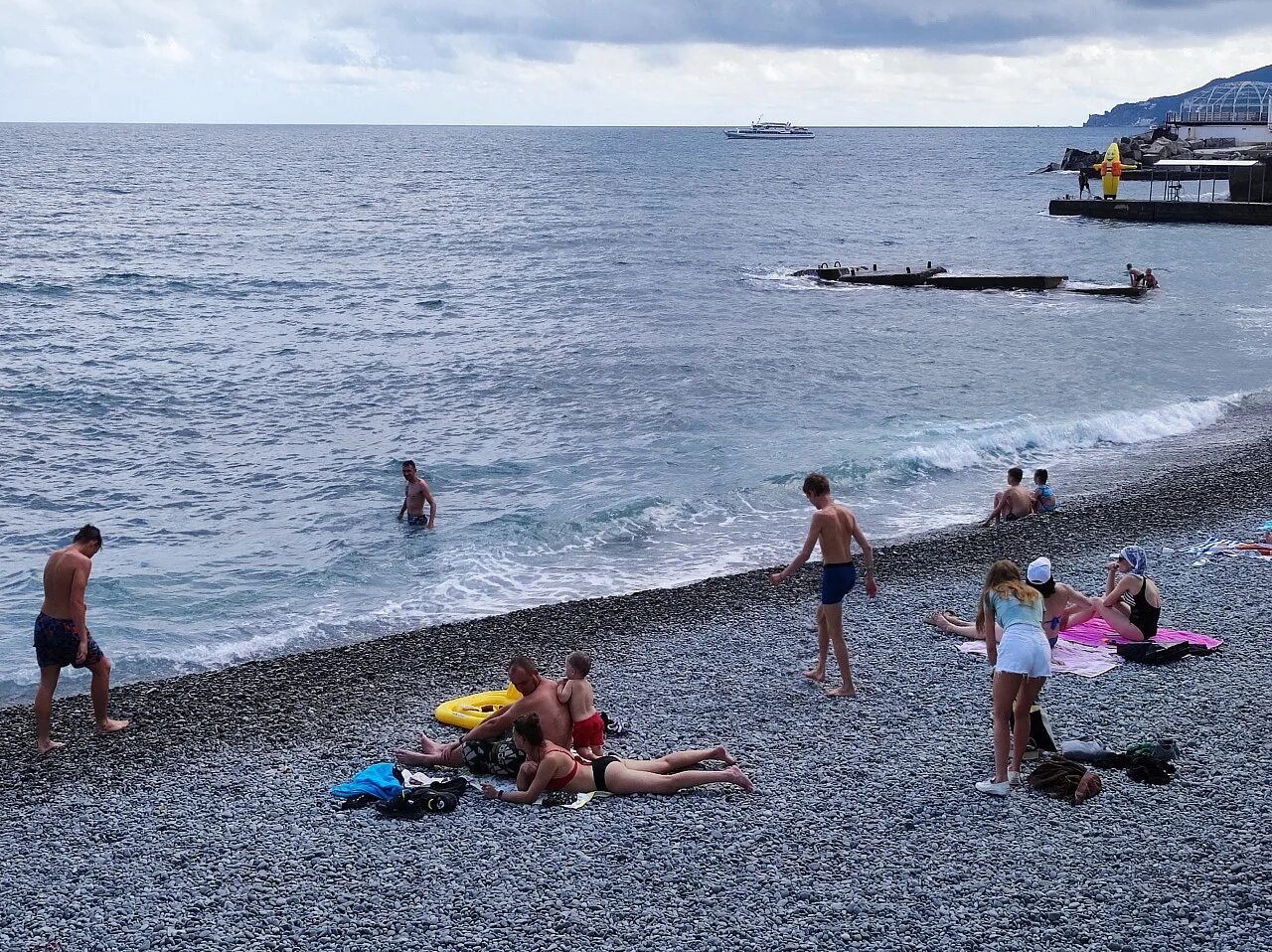 Пляжи Крыма. Отдых на пляже. Крымский пляж. Ялта пляж.