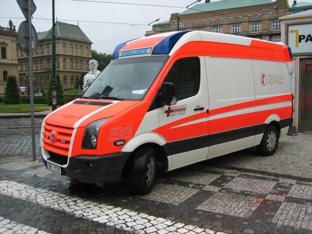 Красная машина скорой помощи. Автомобиль скорой помощи. Немецкая машина скорой помощи. Машина скорой в Германии. Разные машины скорой помощи.