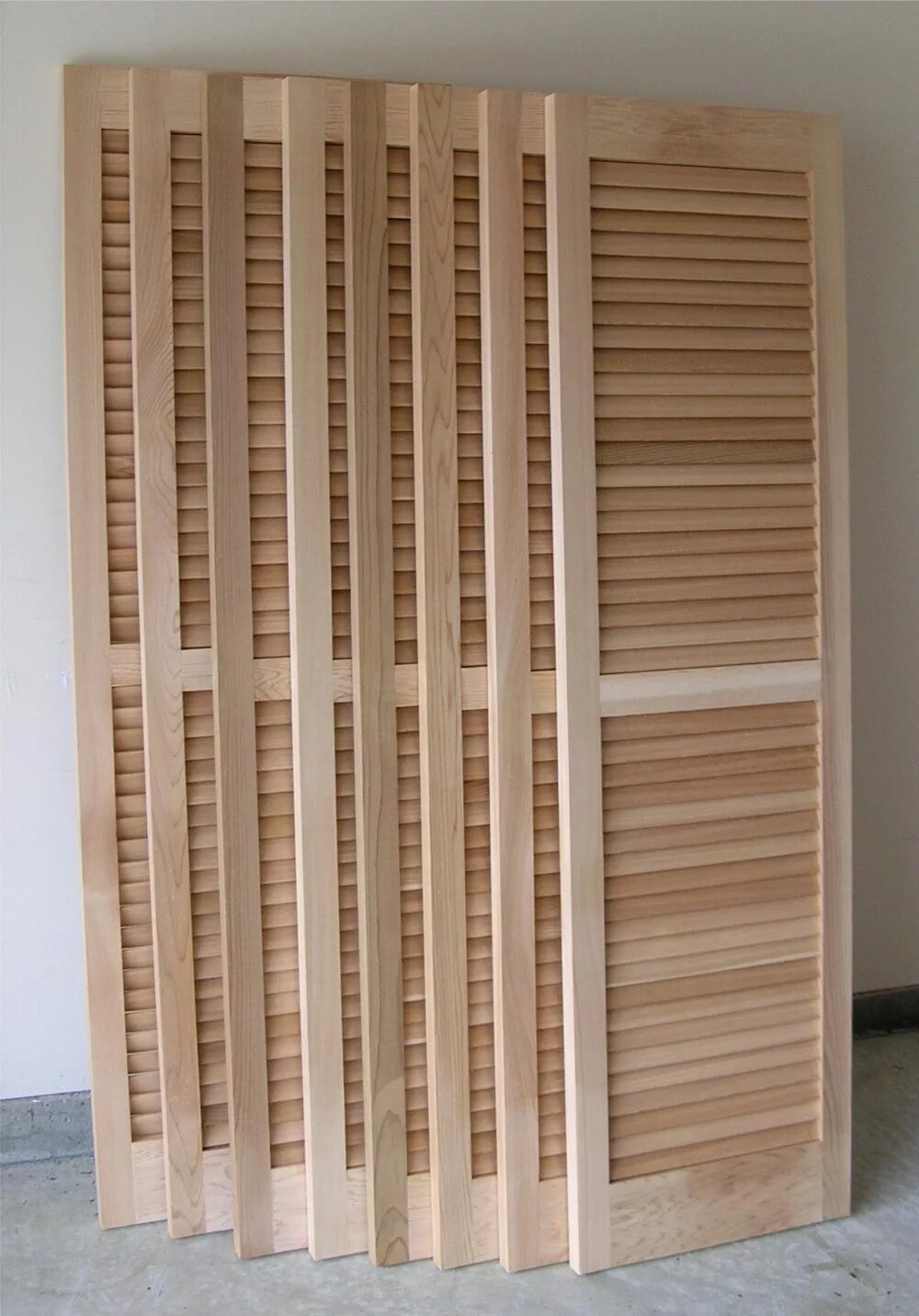 Реечные двери. Двери жалюзийные деревянные в леруа. Реечные перегородки. Реечные двери. Дверь с рейками.