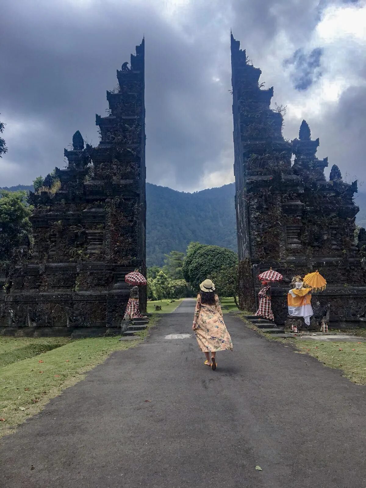 Камеры бали. Хандара Бали. Бали монолиты. Bali Handara Gate. Бали население.