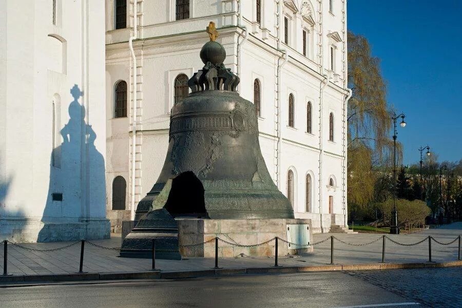 Какие памятники архитектуры есть в москве. Царь колокол в кремле. Памятник царь колокол в москве. Какие памятники архитектуры есть в москве. Памятник минину и пожарскому в ярославле.