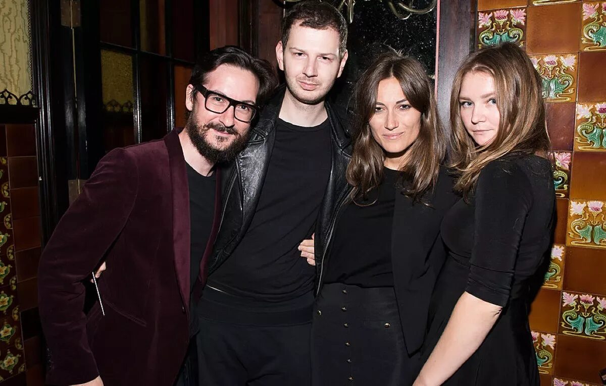 Как выглядит настоящая анна Inventing Anna vs. the True Story of Anna Delvey Con Artist Julia garner, Anna,