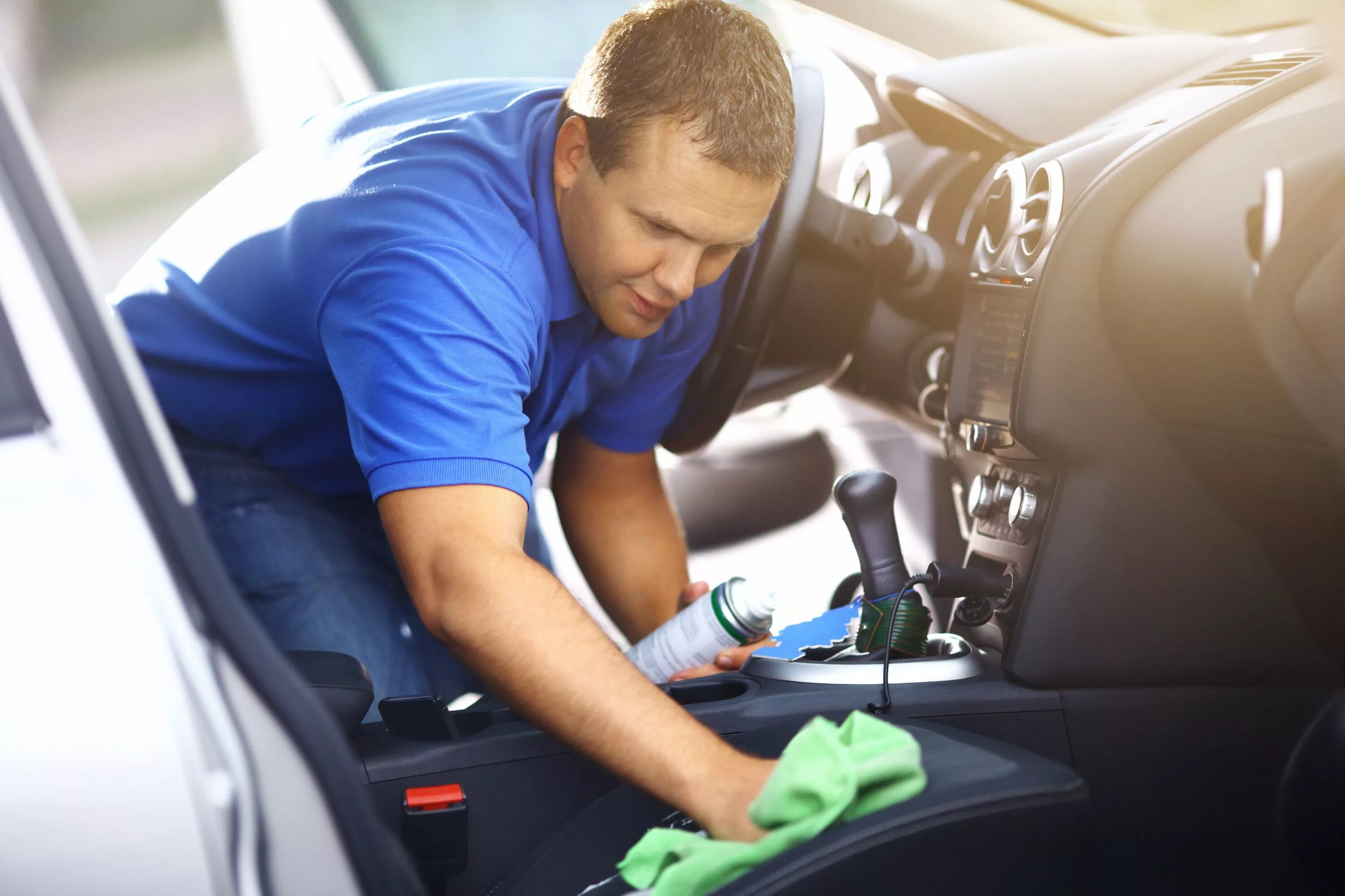 He clean the car. Химчистка авто. Химчистка салона.. Химчистка салона автомобиля. Мойка машины.