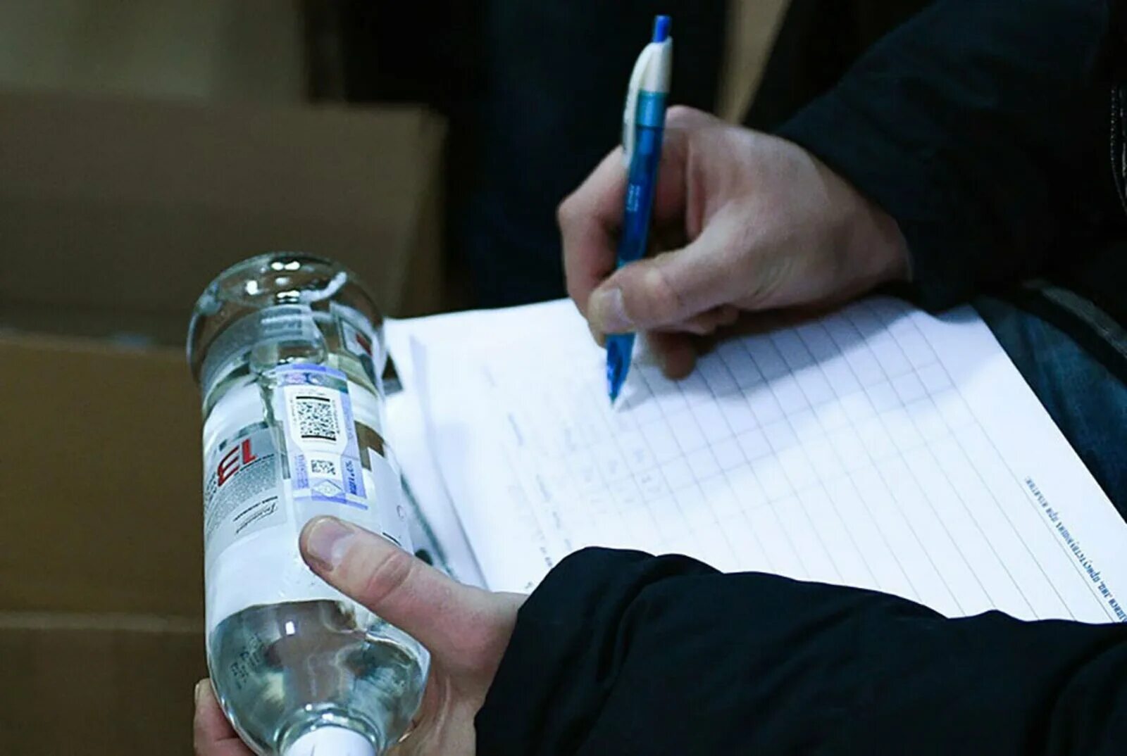 Реализация спиртосодержащей продукции. Незаконный оборот алкогольной продукции. незаконная торговля алкоголем. незаконная реализация алкогольной продукции. незаконный оборот продукции.