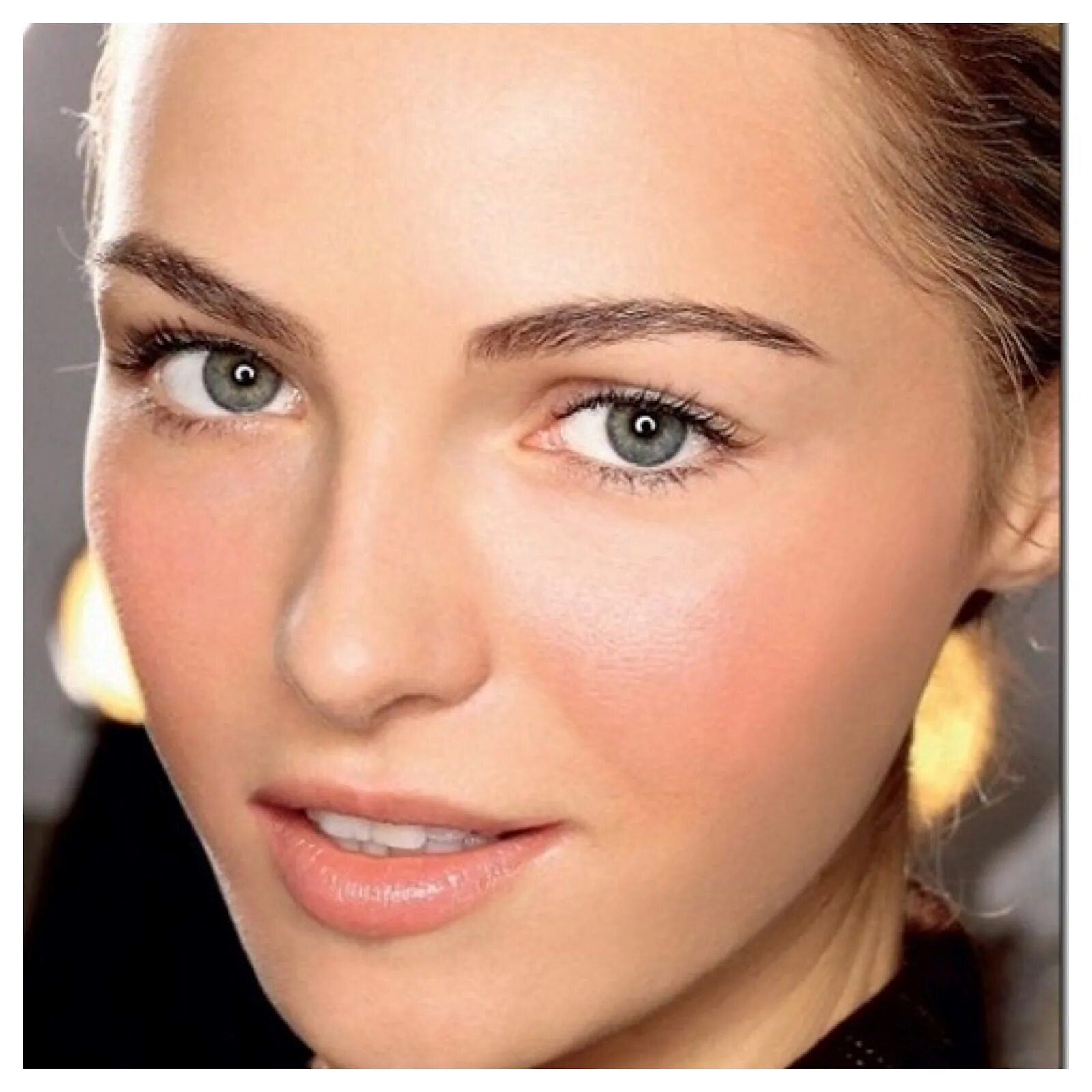 Макияж естественный на каждый. Красивый естественный макияж. Макияж естественный на каждый. Эмилия кларк макияж нюд. Естественный макияж для голубых глаз.