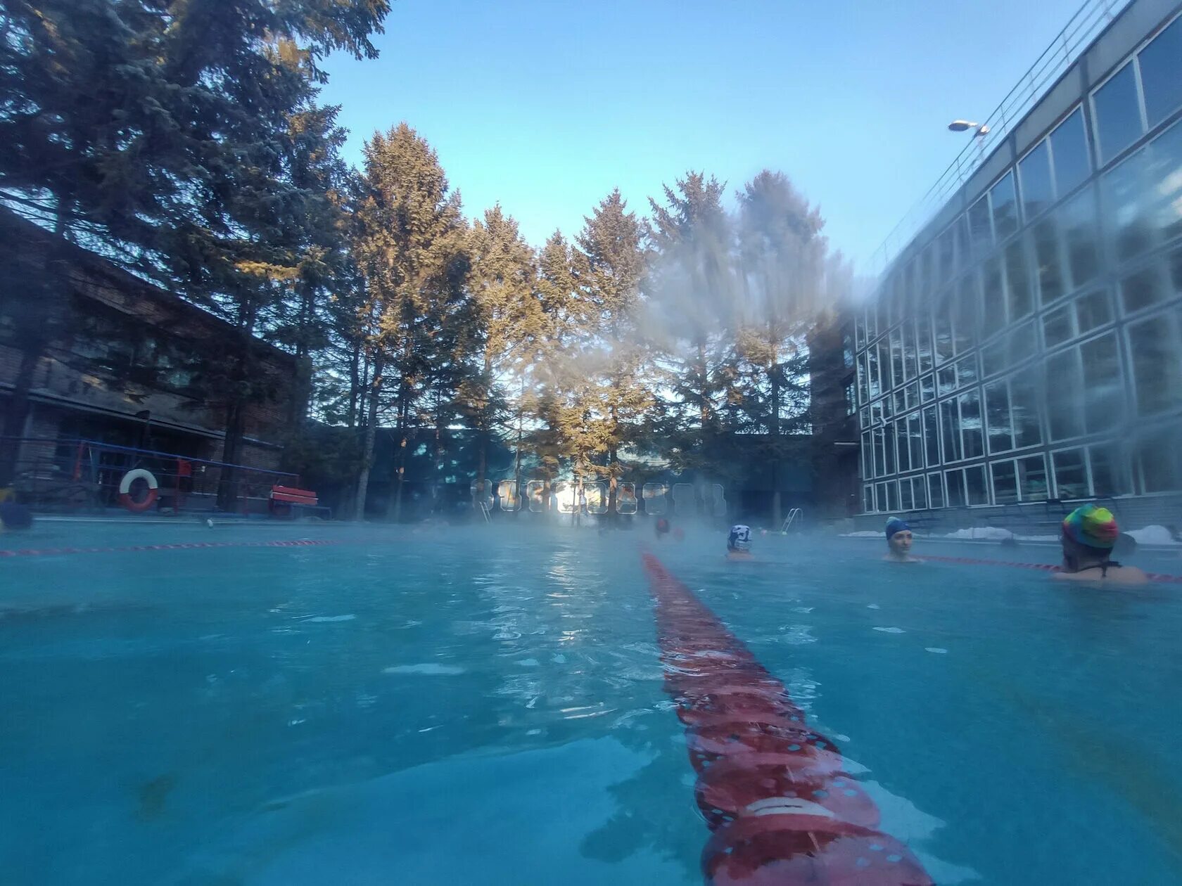 Зимний бассейн. Курорт охта парк бассейн. Зимний бассейн с подогревом. Горячий бассейн в уссурийске под открытым небом. Бассейн под небом в уссурийске.