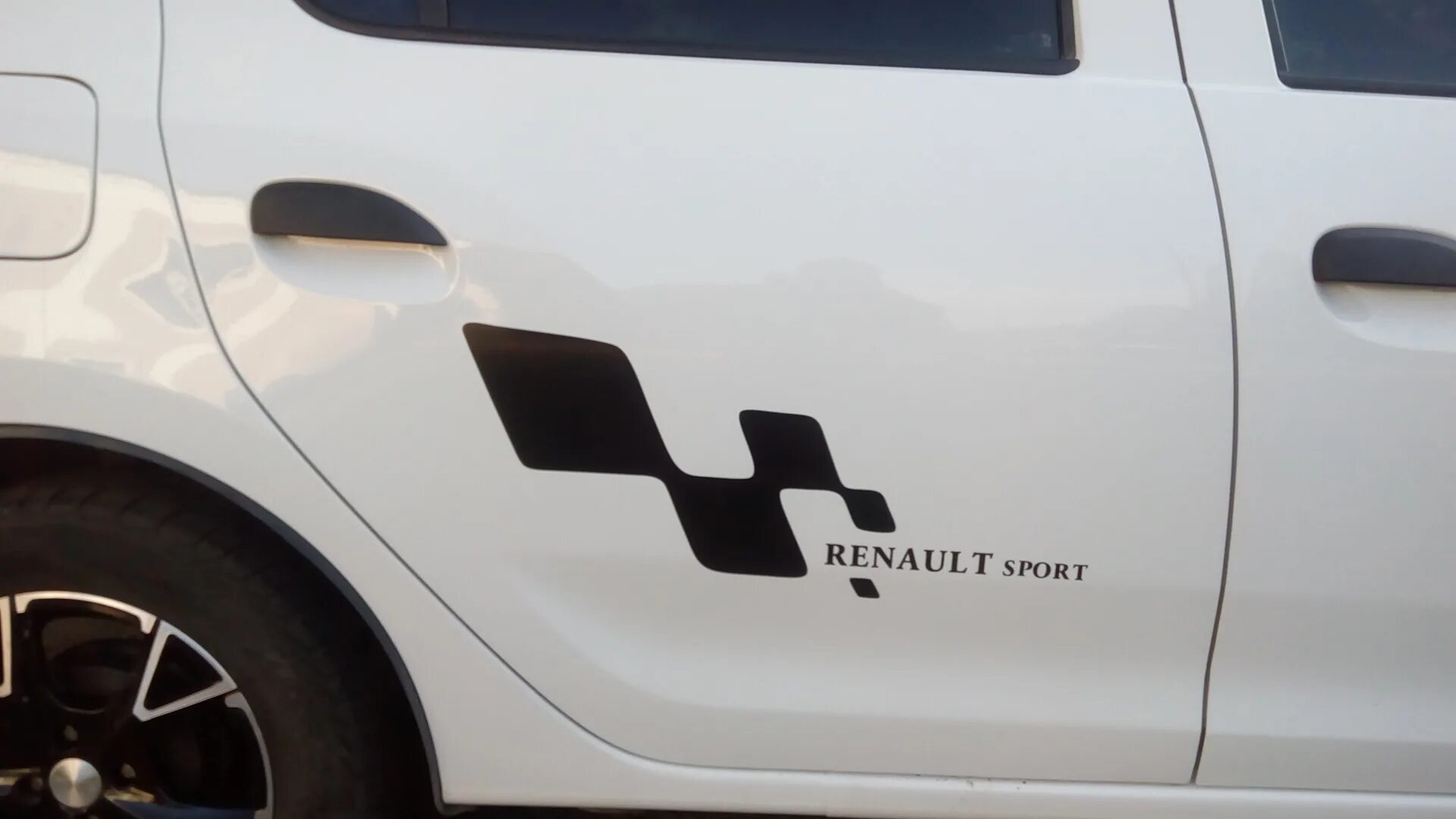 Наклейка renault. Наклейки Renault Sandero Stepway. Рено Сандеро 2 наклейки. Наклейки на Рено Сандеро 2 белый. Renault Sport наклейки.