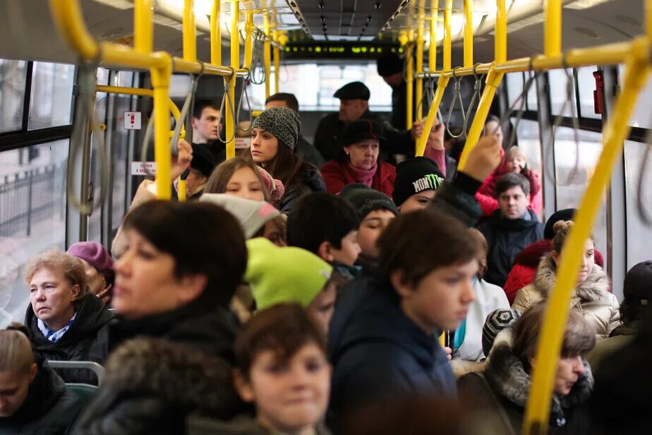 Толпа в маршрутке. Толпа людей в автобусе. Толкучка в автобусе. Толба люднц в автобему. 13 часов в автобусе