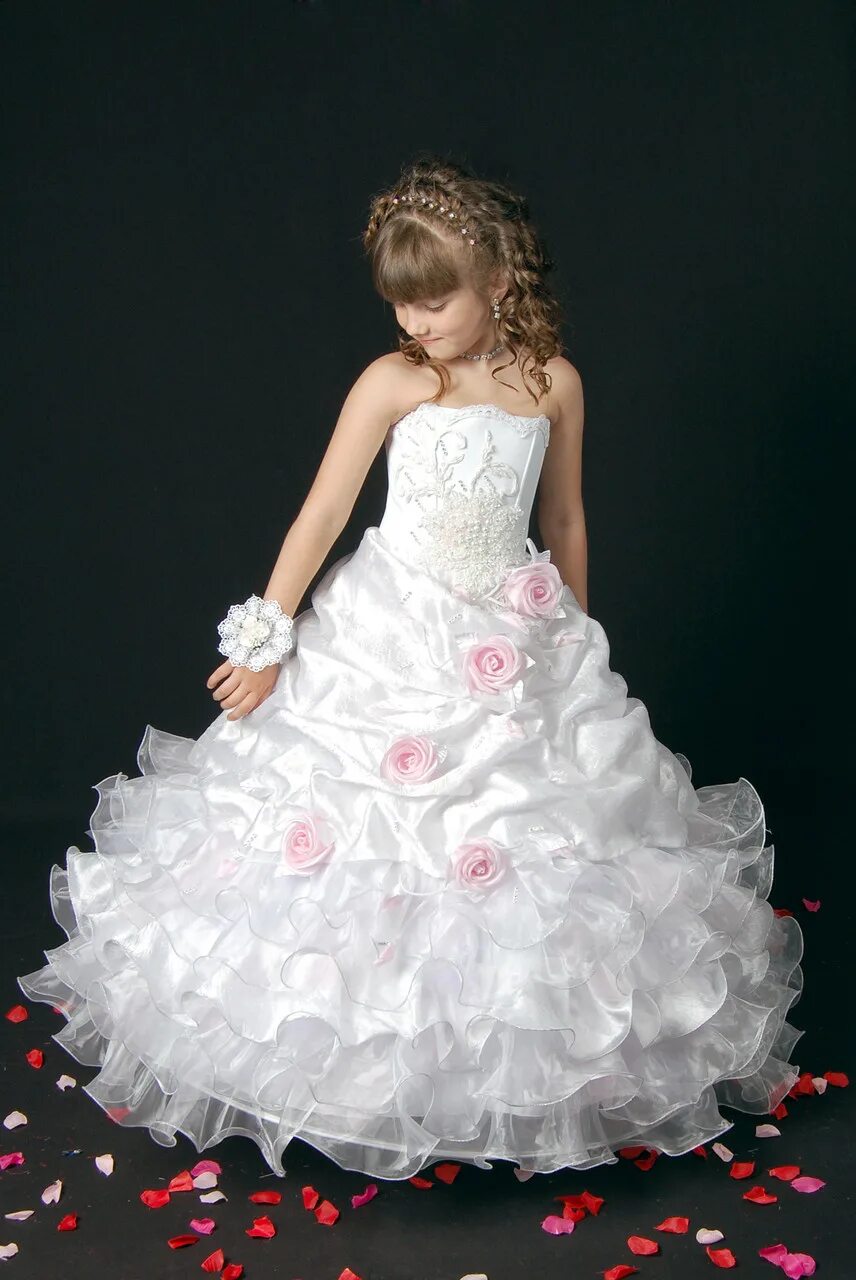 платье на выпускной в детский сад. белое платье для девочки снежинка. платье ягодка для девочки. нарядное платье для девочки 4 года. детские платья на выпускной в детском саду.