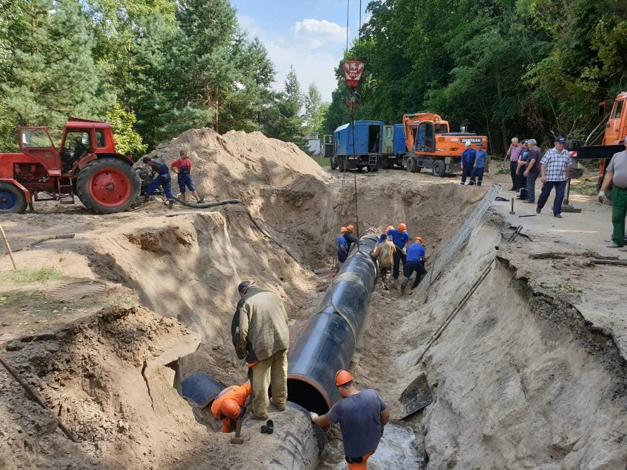 Водоканал ремонтное. Реконструкция магистрального водовода. Чинят водопровод. Реконструкция водопровода сетей. Отремонтированный водопровод.