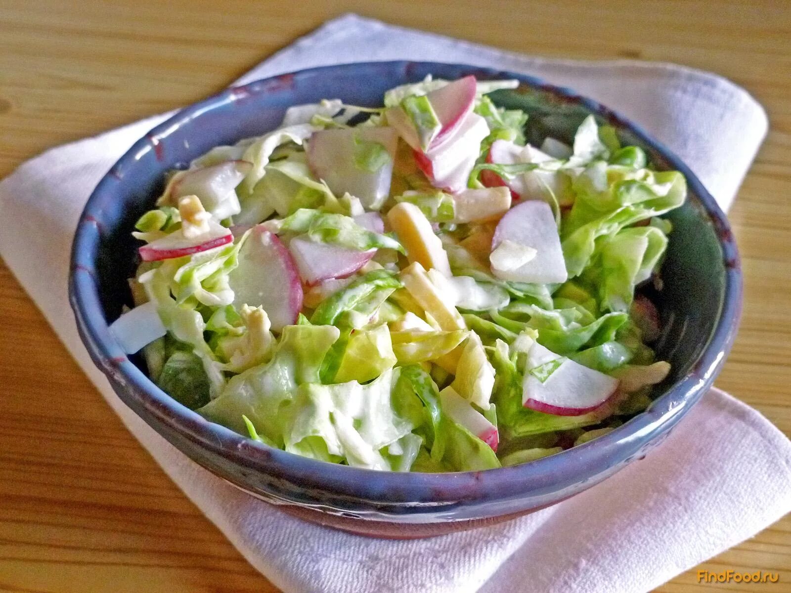 Салат с редиской. Салат из редиса с яйцом. Весенний салат с редиской. Салат с редисом и огурцом и яйцом. Салат зелень перепелиные яйца.