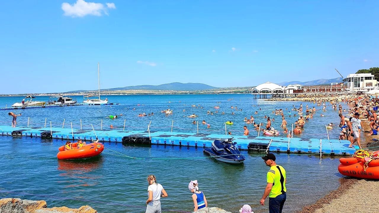 Погода в геленджике в июле. Море в Геленджике в июле. Центральный пляж Геленджика.