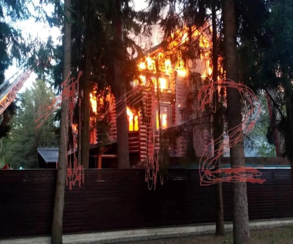 Дача боярского в грузино. Вихоревка пожар на дачах. Дача бенуа сгоревшая. Пожар на даче боярского. Сгоревший дачный домик.