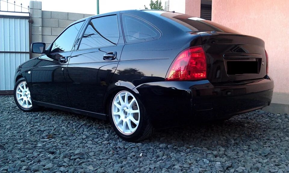 Black edition r14 приора. Приора хэтчбек r17. Диски на черную приору хэтчбек. Слик р17 приора. Приора 2 хэтчбек на 16 дисках.